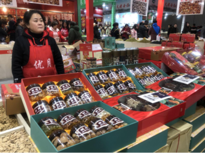 土味兒洋味兒齊上陣，年貨節休閑食品銷售井噴